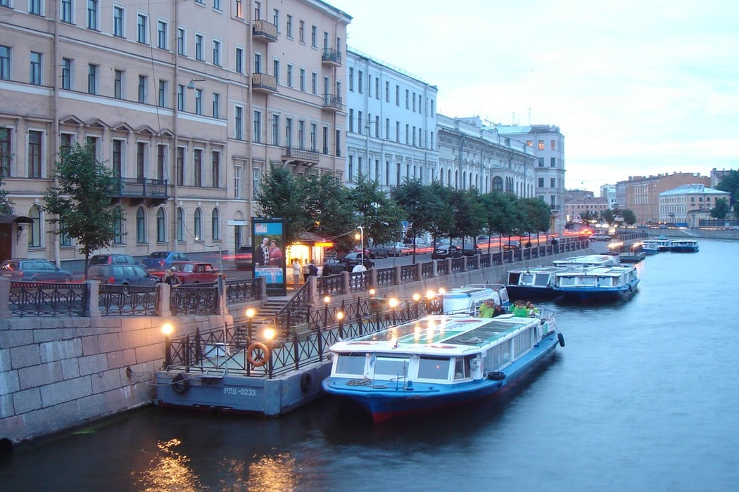 Корабельный причал на Неве Петербурга